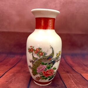 VINTAGE JAPANESE PORCELAIN VASE